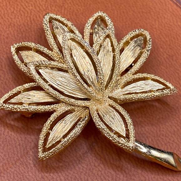 Avon Vintage 3 Heart Arrow Brooch / Avon Blooming Lotus Flower Brooch Bundle - Picture 5 of 11